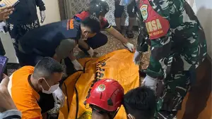 Mayat laki-laki yang ditemukan warga di Kampung Bantarbadak RT 05/04, Desa Pamuruyan, Kecamatan Cibadak, Kabupaten Sukabumi, pada Minggu (15/3/2026) malam. (Sumber : Istimewa.).