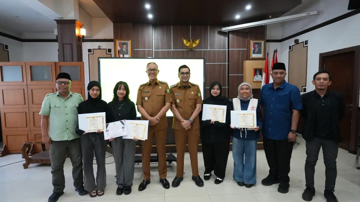 Mayang Wijayanti bersama tim yang terdiri dari Nazwa Yulistia, Putri Nuraini, dan Fariza Fauzia saat menerima penghargaan dari Wali Kota Sukabumi | Foto : Dokpim