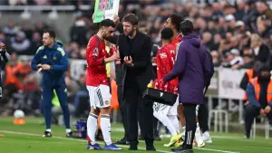 Bruno Fernandes dan Michael Carrick tengah berdiskusi (Sumber: web/espn.com)