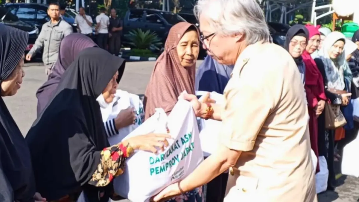 Jelang Lebaran, Distanhorti Jabar Berbagi Kebahagiaan dengan Masyarakat & Pegawai Outsourcing