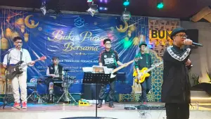 Band asal Sukabumi, Mighty Finger saat pentas di salah satu tempat di Kecamatan Cisaat, Sukabumi. Sabtu (14/3/2026). (Sumber: Istimewa)