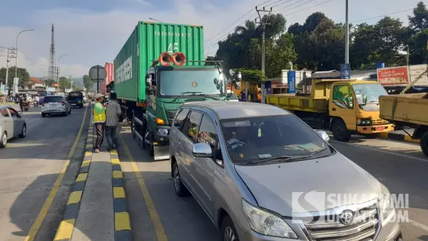 Pantauan arus lalu lintas di Exit Tol Parungkuda, Sukabumi. Senin (16/3/2026). (Sumber: SU/Ibnu Sanubari)