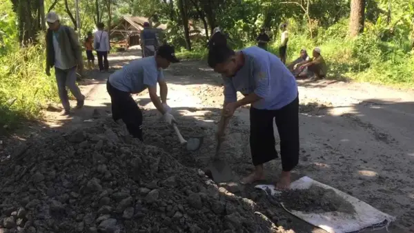 Warga gotong royong perbaiki jalan rusak menuju Geyser Cipanas Cisolok Sukabumi sepanjang kurang lebih 500 meter. (Sumber Foto: Istimewa)