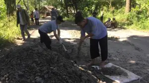 Warga gotong royong perbaiki jalan rusak menuju Geyser Cipanas Cisolok Sukabumi sepanjang kurang lebih 500 meter. (Sumber Foto: Istimewa)