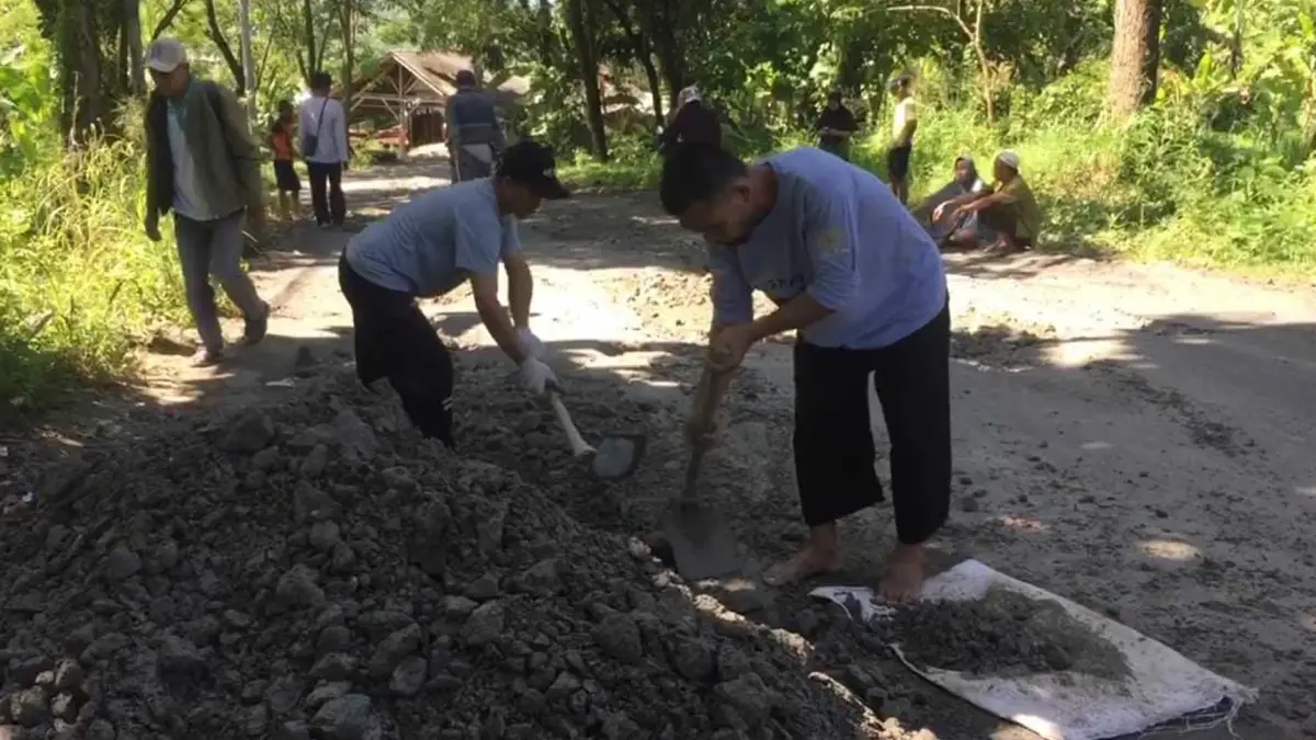 Jelang Libur Lebaran, Warga Swadaya Tambal Jalan Rusak Menuju Geyser Cisolok