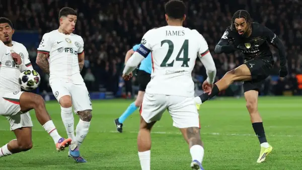 Aksi Bradley Barcola saat cetak gol ke gawang Chelsea (Sumber: web/chelsea.com)