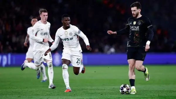 Aksi Kvaratskhelia saat menghadapi Chelsea di leg pertama Liga Champions pekan lalu (Sumber: web/psg.fr)