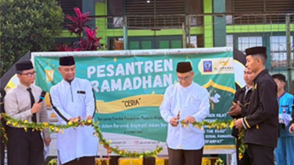 Simbolisasi Pembukaan oleh Direktur Pondok Pesantren Modern Al Umanaa dan Kepala SMPN 4 Kota Sukabumi.