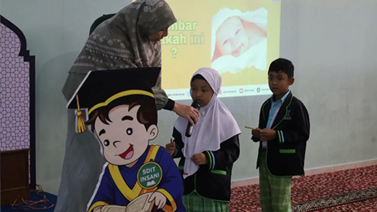 Usth. Amalia Dianah, M.Si. berinteraksi dengan siswa SDIT Insani dalam sesi materi Visi Hidup Muslim.