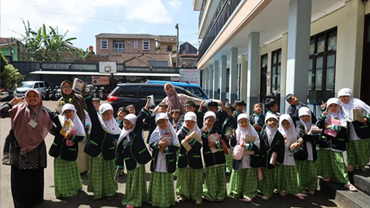 Momen kebersamaan santri Al Umanaa sebagai mentor dan siswa SDIT Insani.