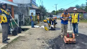 Kepala UPTD PU Jampangkulon beserta karyawan melakukan penanganan sementara. (Sumber: dinas pu)