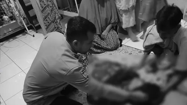 Pejalan kaki yang meninggal dunia usai tertabrak sepeda motor di jalan provinsi ruas Waluran-Mareleng, tepatnya di Kampung Cimulek, Desa Waluran, Kecamatan Waluran, Kabupaten Sukabumi, pada Senin (16/3/2026). (Sumber : Istimewa.)