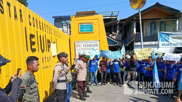 unjuk rasa dilakukan ratusan buruh di PT Star Comgistic Indonesia, Kecamatan Parungkuda, Kabupaten Sukabumi, Selasa (17/3/2026). (Sumber: sukabumiupdate)