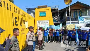 unjuk rasa dilakukan ratusan buruh di PT Star Comgistic Indonesia, Kecamatan Parungkuda, Kabupaten Sukabumi, Selasa (17/3/2026). (Sumber: sukabumiupdate)