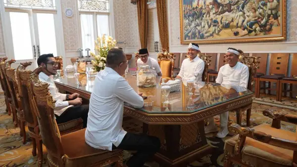 Wali Kota Sukabumi Ayep Zaki bersama Wakil Wali Kota Bobby Maulana duduk satu meja dengan Gubernur Jabar Dedi Mulyadi serta Bupati-Wabup Cianjur. (Sumber Foto: Dokpim Pemkot Sukabumi)