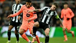 Aksi duel Joao Cancelo (kiri) dan Tripier (kanan) di laga leg pertama Liga Champions (Sumber: web/newcastleunited.com)