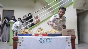 YBM PLN UP3 Sukabumi menggelar kegiatan Borong Berbagi di Pondok Pesantren Putri Raudhatul Khairot. (Sumber Foto: Istimewa)
