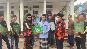 PAC Pemuda Pancasila (PP) Kecamatan Ciracap saat memberikan wakaf Al-Quran kepada salah satu pengurus masjid. (Sumber: Istimewa)