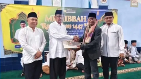 Kepala Disperkim Kabupaten Sukabumi Sendi Apriadi (kanan) saat menghadiri kegiatan Muhibah Ramadan. (Sumber Foto: Istimewa)