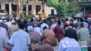 Suasana salat idulfitri 1447 Hijriah para jemaah DKM Abu Bakar Shidiq dan Almarkaz, Kamis (19/3/2026) di halaman Gedung Plaza Dakwah, Kota Sukabumi | Foto : Sukabumiupdate