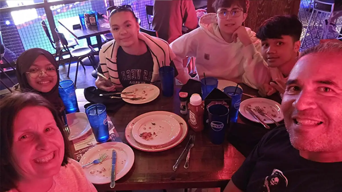 Arfa saat bersama host family atau keluarga angkatnya di Amerika.