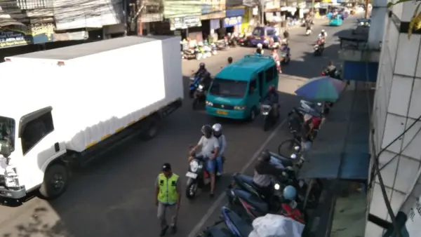Jalan di kawasan Pasar Cibadak, Kabupaten Sukabumi | Foto : Ibnu Sanubari