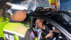 Sejumlah kendaraan travel gelap terjaring razia di wilayah Sukabumi saat membawa penumpang jelang arus mudik Lebaran 2026  | Foto : Ibnu Sanubari