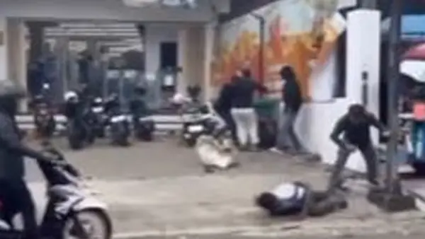 Video tangkapan layar penganiayaan jukir di Jalan RE Martadinata Kota Sukabumi. (Sumber: Istimewa)