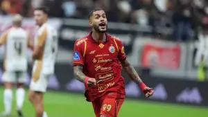 Selebrasi Emaxwell setelah mencetak gol ke gawang Dewa United. (Sumber: web/ileague.id)