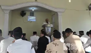 Suasana khidmat pelaksaanaan salat id jemaah Muhammadiyah di Masjid Asy-Syifaa’ Surade Sukabumi. (Sumber : SU/Ragil Gilang)