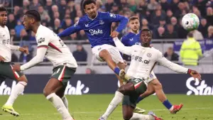 Aksi Iliman Ndiaye saat mencetak gol ke gawang Chelsea (Sumber: web/everonfc.com)