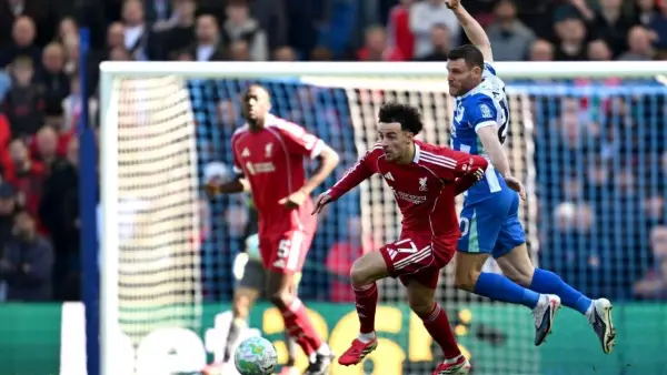 Aksi Curtis Jones saat membela Liverpool menghadapi Brighton. (Sumber: web/liverpoolfc.com)