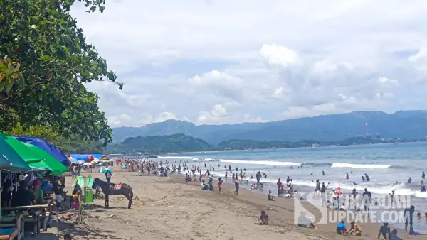 Pantai di Palabuhanratu (Sumber : Sukabumiupdate)