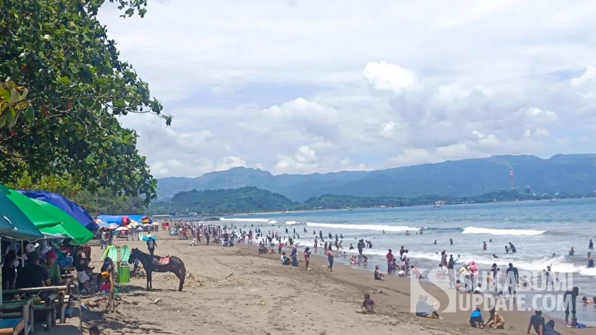 Siang Cerah, Wisata Pantai RTH Citepus Diserbu Pengunjung