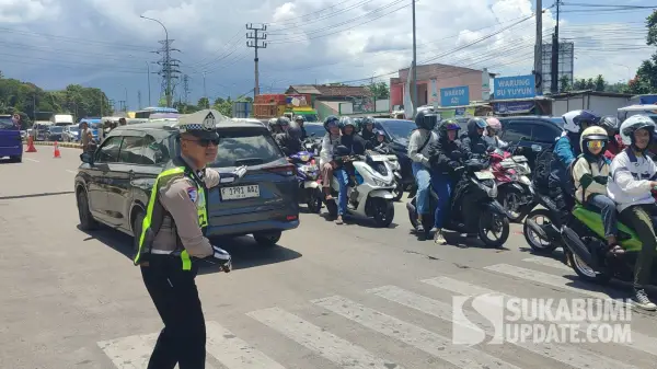 Penanganan arus lalu lintas di jalur utara Sukabumi (Sumber : Sukabumiupdate)
