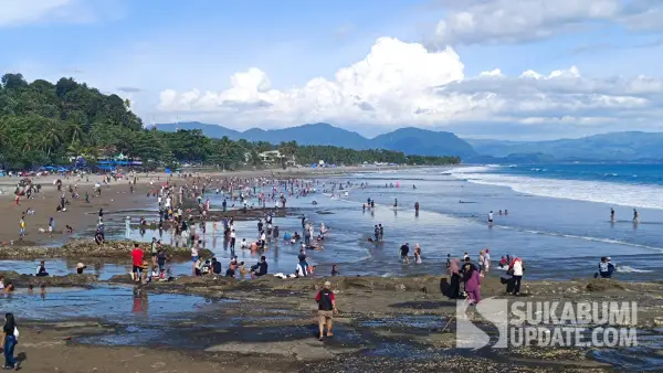 Wisata lebaran di Pantai Karanghawu Cisolok (Sumber: Sukabumiupdate)