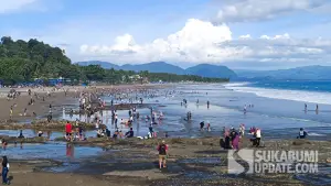 Wisata lebaran di Pantai Karanghawu Cisolok (Sumber: Sukabumiupdate)