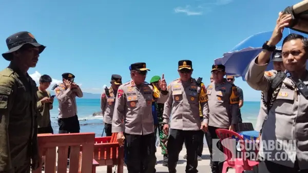 Kapolda Jabar Irjen Pol Rudi Setiawan bersama Kapolres Sukabumi AKBP Samian saat memantau langsung pengamanan wisata di Pantai Karanghawu. (Sumber Foto: SU/Ilyas)