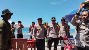 Kapolda Jabar Irjen Pol Rudi Setiawan bersama Kapolres Sukabumi AKBP Samian saat memantau langsung pengamanan wisata di Pantai Karanghawu. (Sumber Foto: SU/Ilyas)