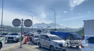Lonjakan kendaraan dari Exit Tol Parungkuda Sukabumi masih tinggi di H+2 Lebaran, Senin siang (23/3/2026). (Sumber Foto: SU/Ibnu)