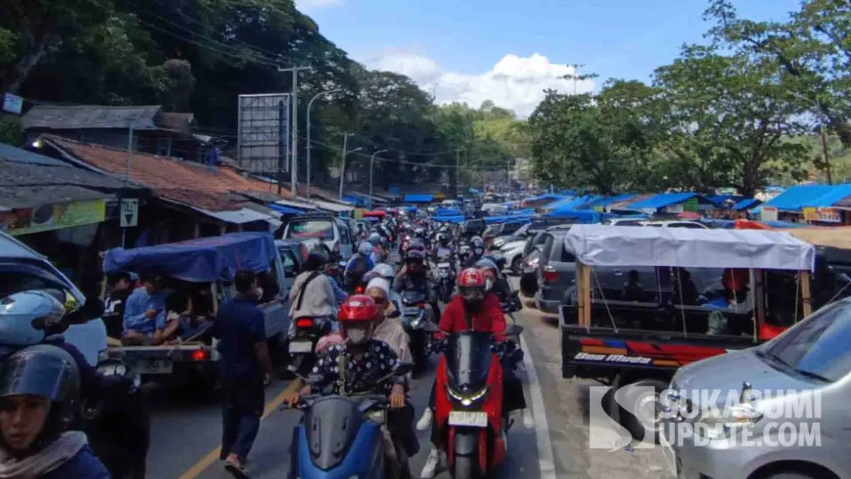 Bosan Suasana Gunung, Wisatawan Asal Puncak Bogor Rela Tembus Macet 7 Jam Demi Pantai Sukabumi