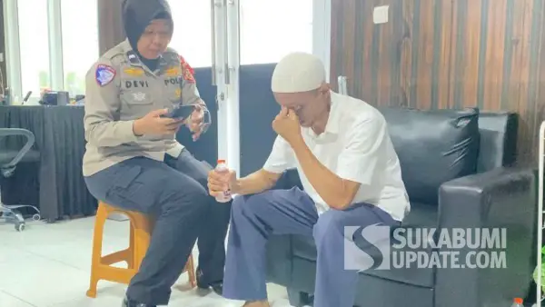 Eko, warga Bogor saat melaporkan kehilangan mobil Xpander miliknya ke petugas di Pos TMC Parungkuda Sukabumi. (Sumber Foto: SU/Ibnu)