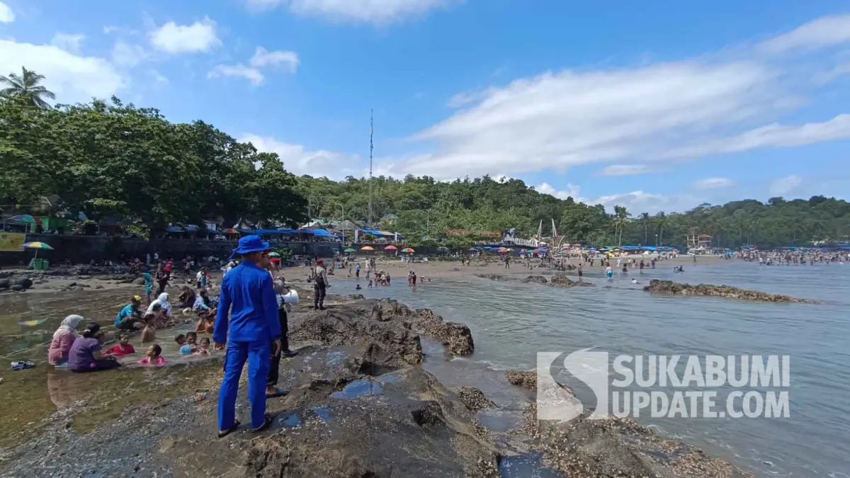 Wisatawan Serbu Pantai Karanghawu di H+2 Lebaran, Polairud Wanti-wanti Bahaya Arus Laut
