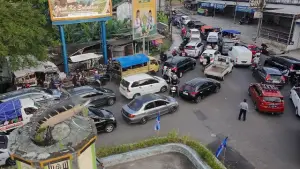Tangkapan Dron kepadatan kendaraan di Simpang Tiga Batusapi, Palabuhanratu, Sukabumi. Senin (23/3/2026). (Sumber: Istimewa)