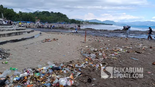 Potret tumpukan sampah berserakan di Pantai Karang Hawu, Palabuhanratu, Sukabumi. Senin (23/3/2026). (Sumber: SU/Ilyas Supendi)