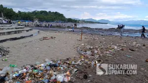 Potret tumpukan sampah berserakan di Pantai Karang Hawu, Palabuhanratu, Sukabumi. Senin (23/3/2026). (Sumber: SU/Ilyas Supendi)