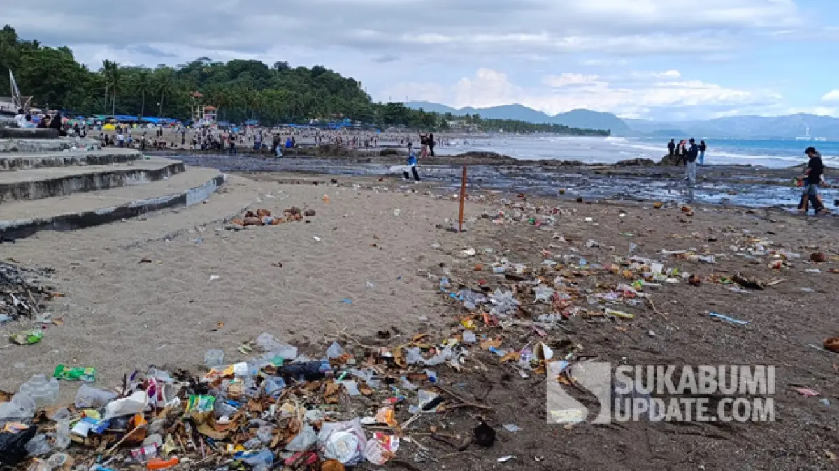 H+2 Lebaran, Potret Tumpukan Sampah di Sepanjang Pantai Karang Hawu Sukabumi