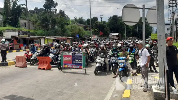 Penyekatan kendaraan di Gerbang Tol Parungkuda, Kabupaten Sukabumi di H+2 Lebaran arus balik wisatawan. (Sumber: SU/Ibnu Sanubari)