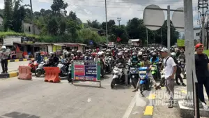 Penyekatan kendaraan di Gerbang Tol Parungkuda, Kabupaten Sukabumi di H+2 Lebaran arus balik wisatawan. (Sumber: SU/Ibnu Sanubari)