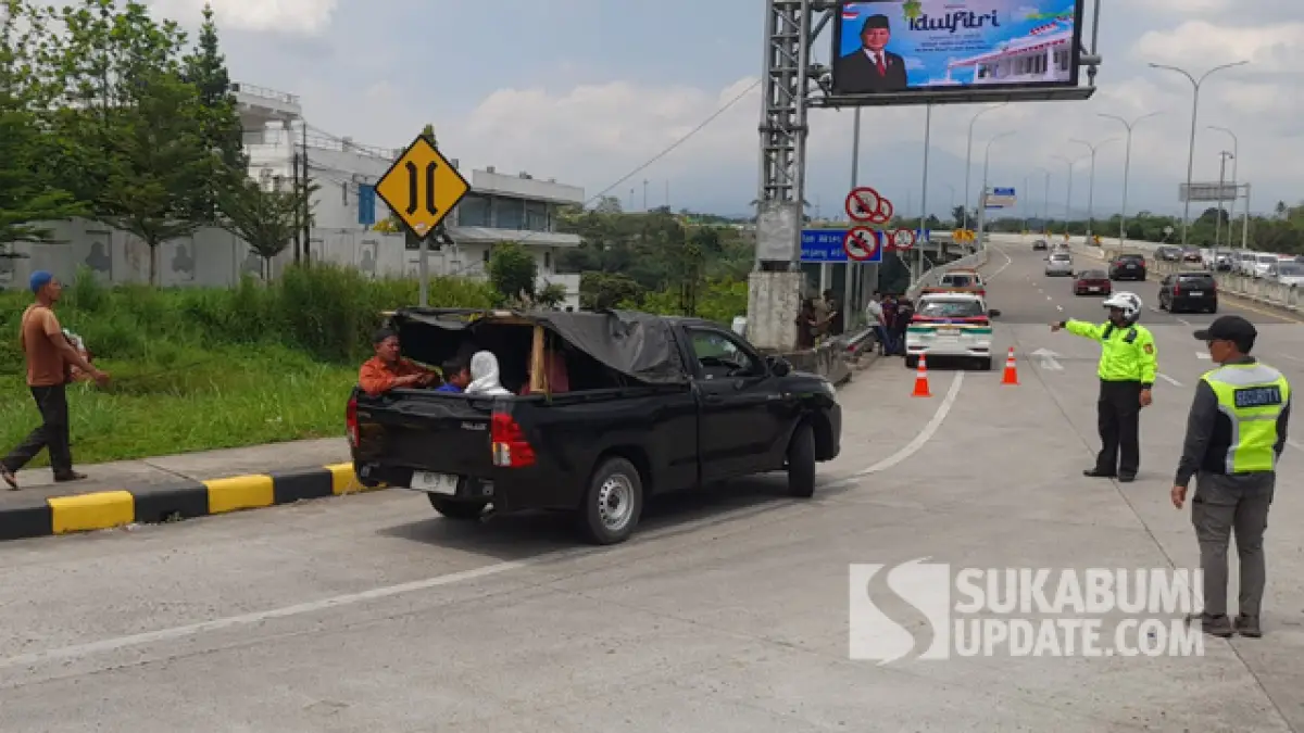 Coba Masuk Tol Parungkuda, Mobil Bak Terbuka Berpenumpang Dihentikan Polisi